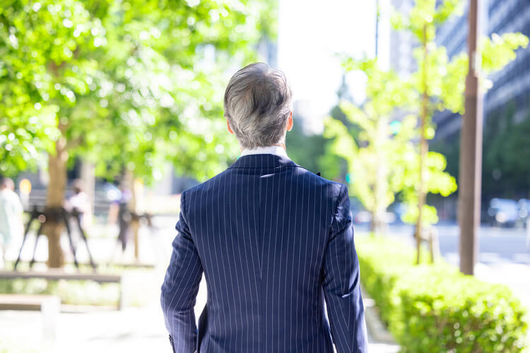 65歳以上の就業者が過去最多に！シニア層の就労のリアルな理由や人気の仕事、役立つ制度を紹介