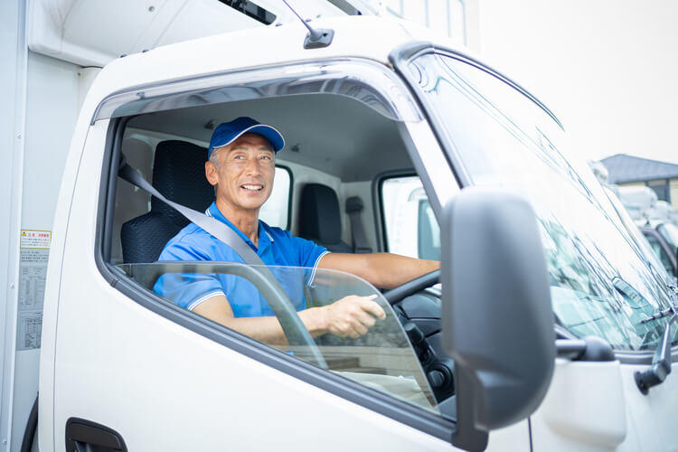 トラック運転手の仕事は何をする？年収や必要な資格と探し方のポイント