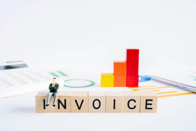 個人事業主は要チェック！インボイス負担軽減措置延長で3割特例に変更へ