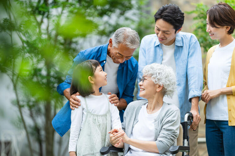 親を扶養するとどうなる？税金・保険それぞれのしくみやメリット・デメリット