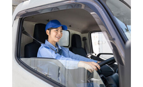 配送ドライバー！学歴経験不問で日払い可《ミドル世代が活躍中》土日休み！